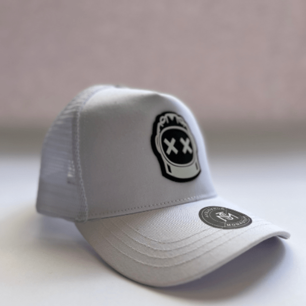 Gorra Blanca con Bordado de Emoji en Negro