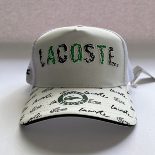 Gorra Blanca con Bordado Verde y Visera Estampada