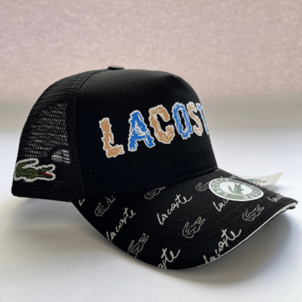 Gorra  Negra con Bordado Multicolor y Malla