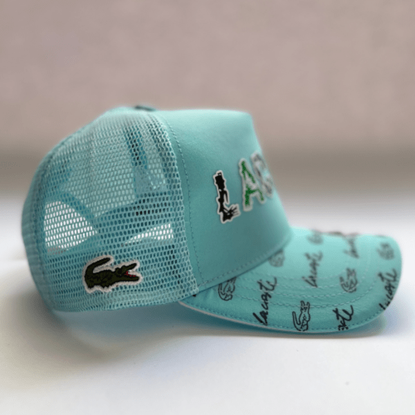 Gorra Turquesa con Malla y Bordado